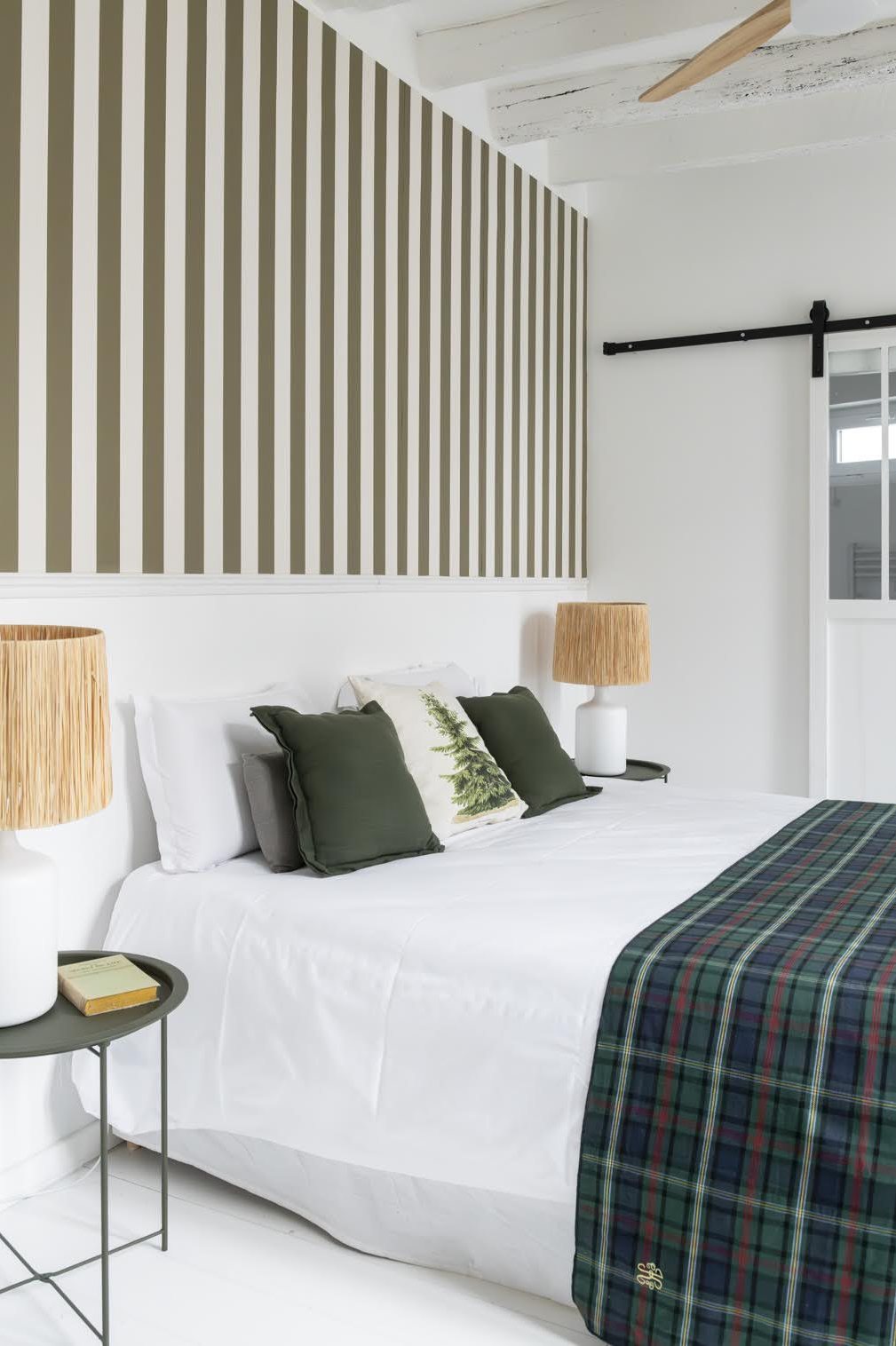 Chambre du Pavillon, tête de lit rayée beige et plaid écossais vert