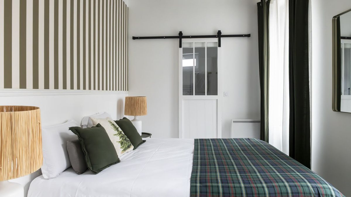 Chambre du Pavillon, lit blanc, plaid écossais et tête de lit rayée beige