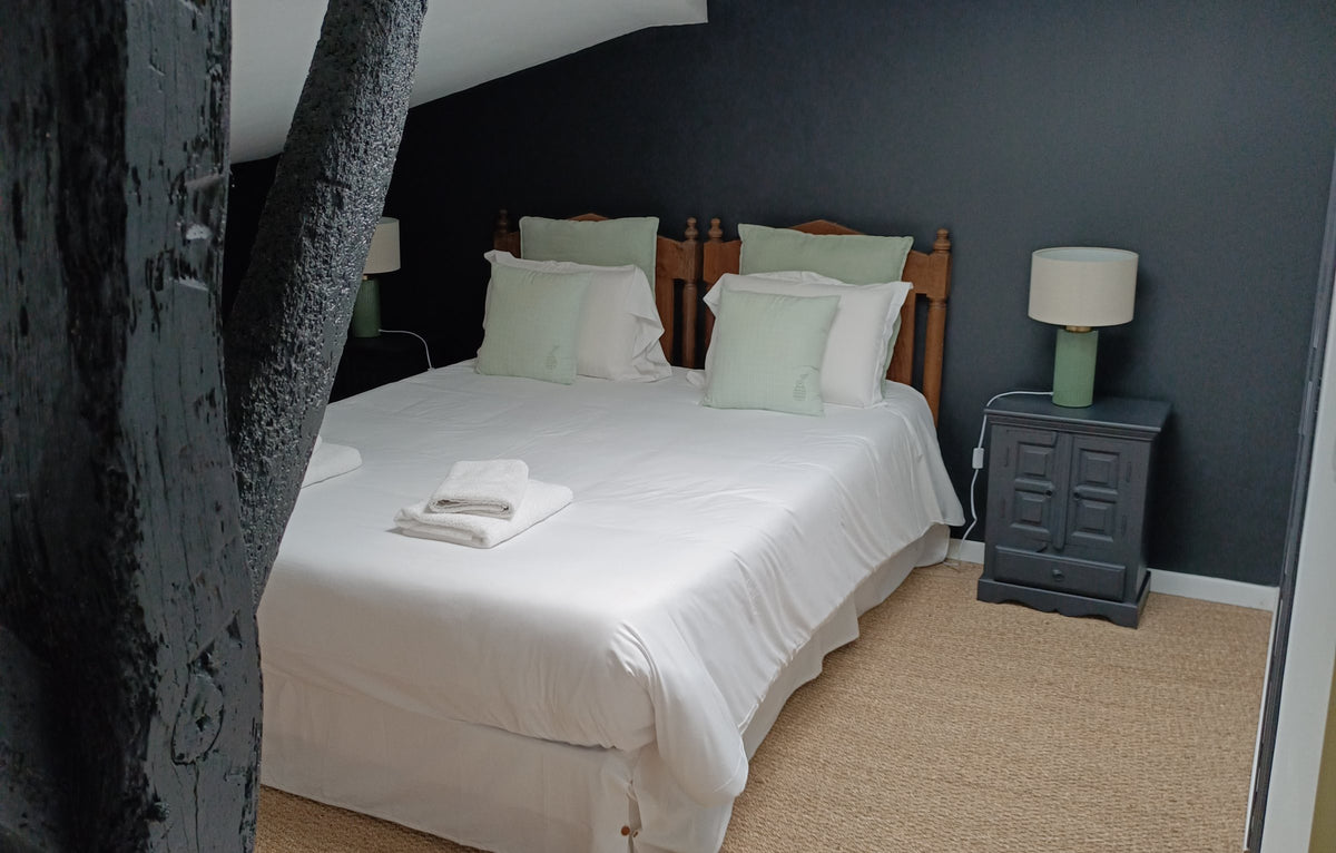 Chambre mansardée du Pavillon, murs gris anthracite et lit blanc