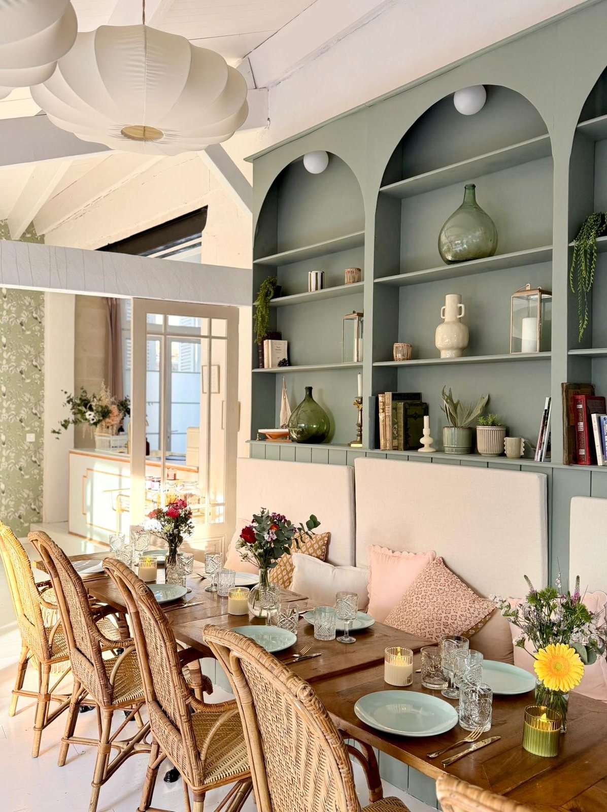 Grande salle du Pavillon, longue table dressée et étagères voûtées vert sauge