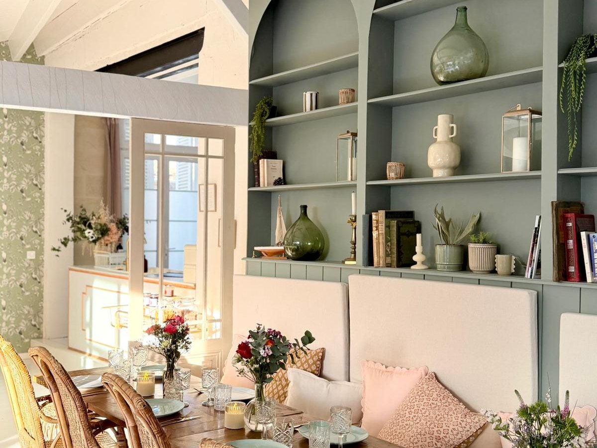 Grande salle du Pavillon, longue table dressée et étagères voûtées vert sauge