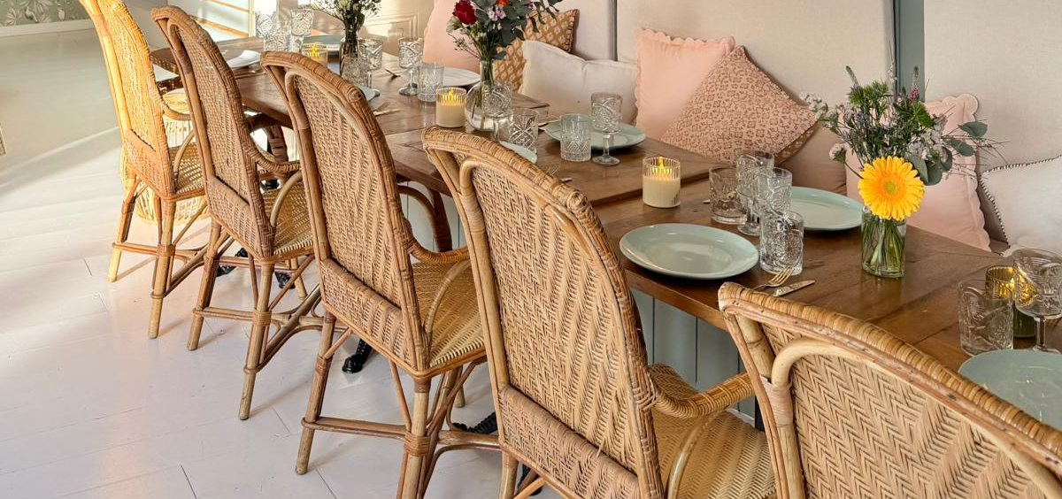 Grande salle du Pavillon, table dressée de fleurs sous les étagères voûtées