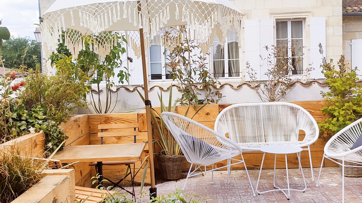 Terrasse sur le toit du Pavillon, parasol à franges et plantes