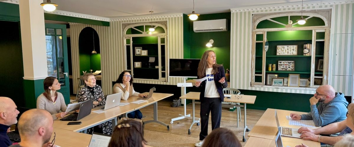 Formation au Haut Comptoir : une formatrice devant un groupe installé aux tables de la salle