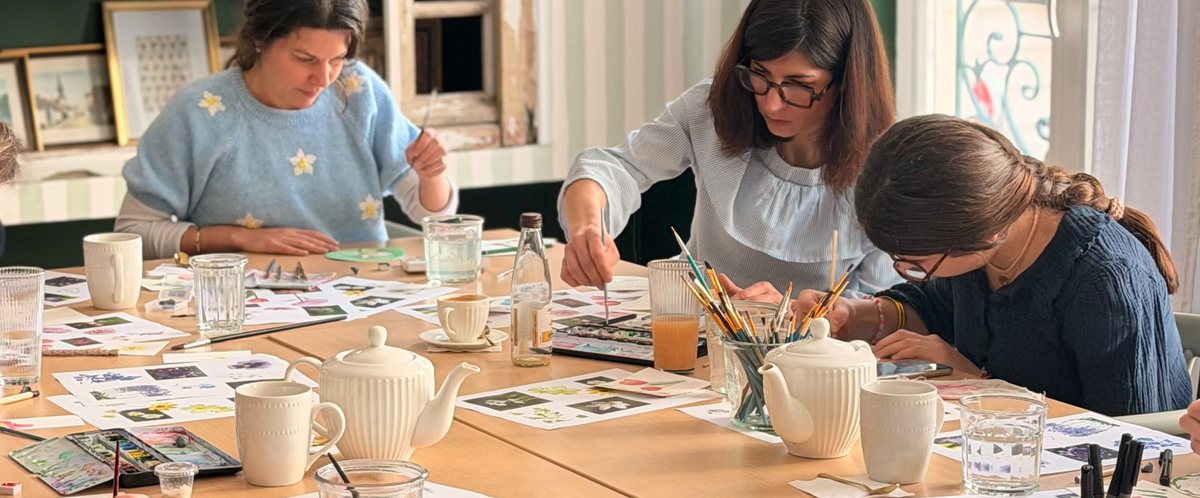 Atelier créatif au Haut Comptoir : trois participantes peignent autour d'une grande table