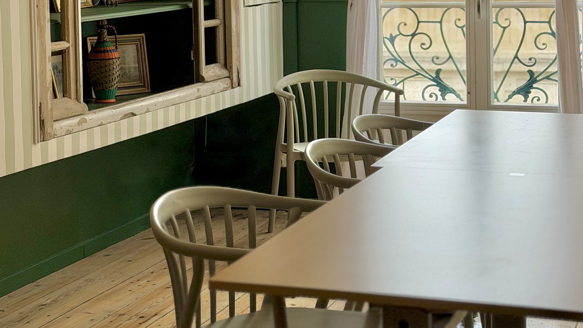 Open space du Comptoir, tables et fenêtres sur la rue