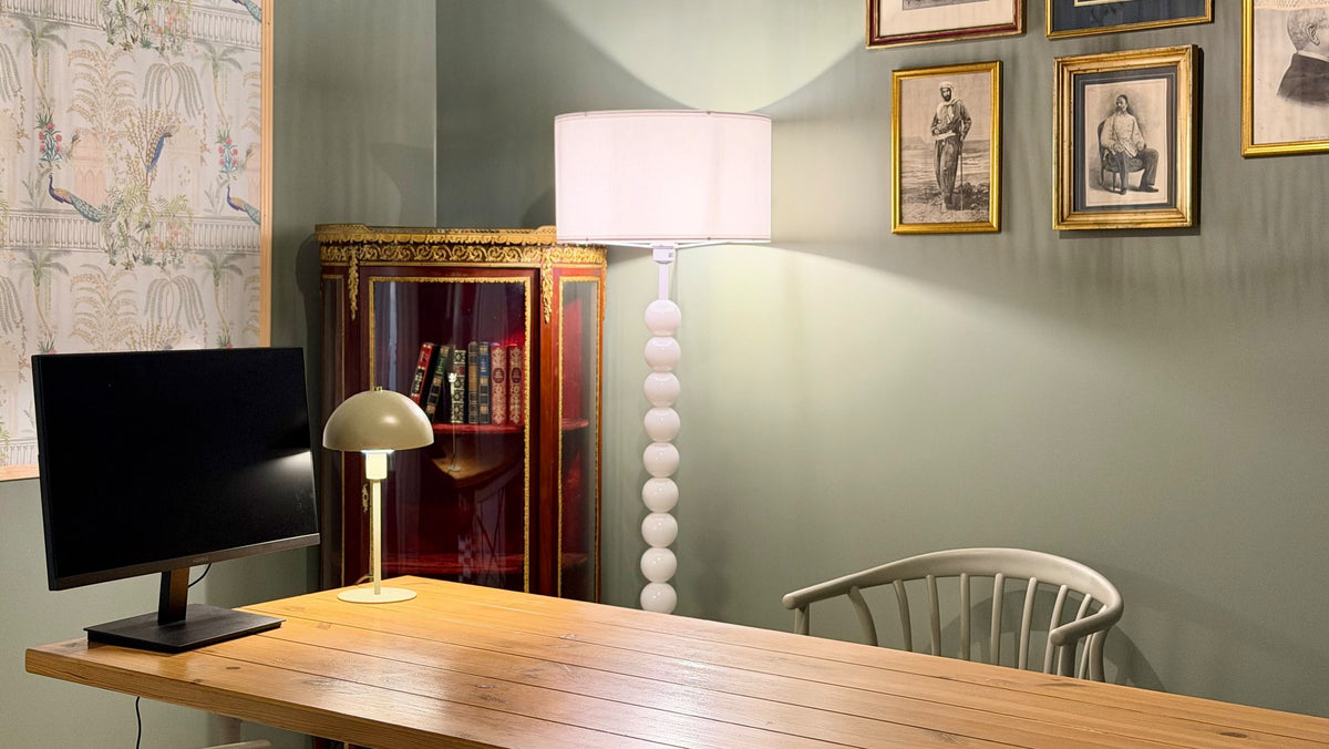 Salle de réunion Pomerol, grande table en bois, écran et lampadaire