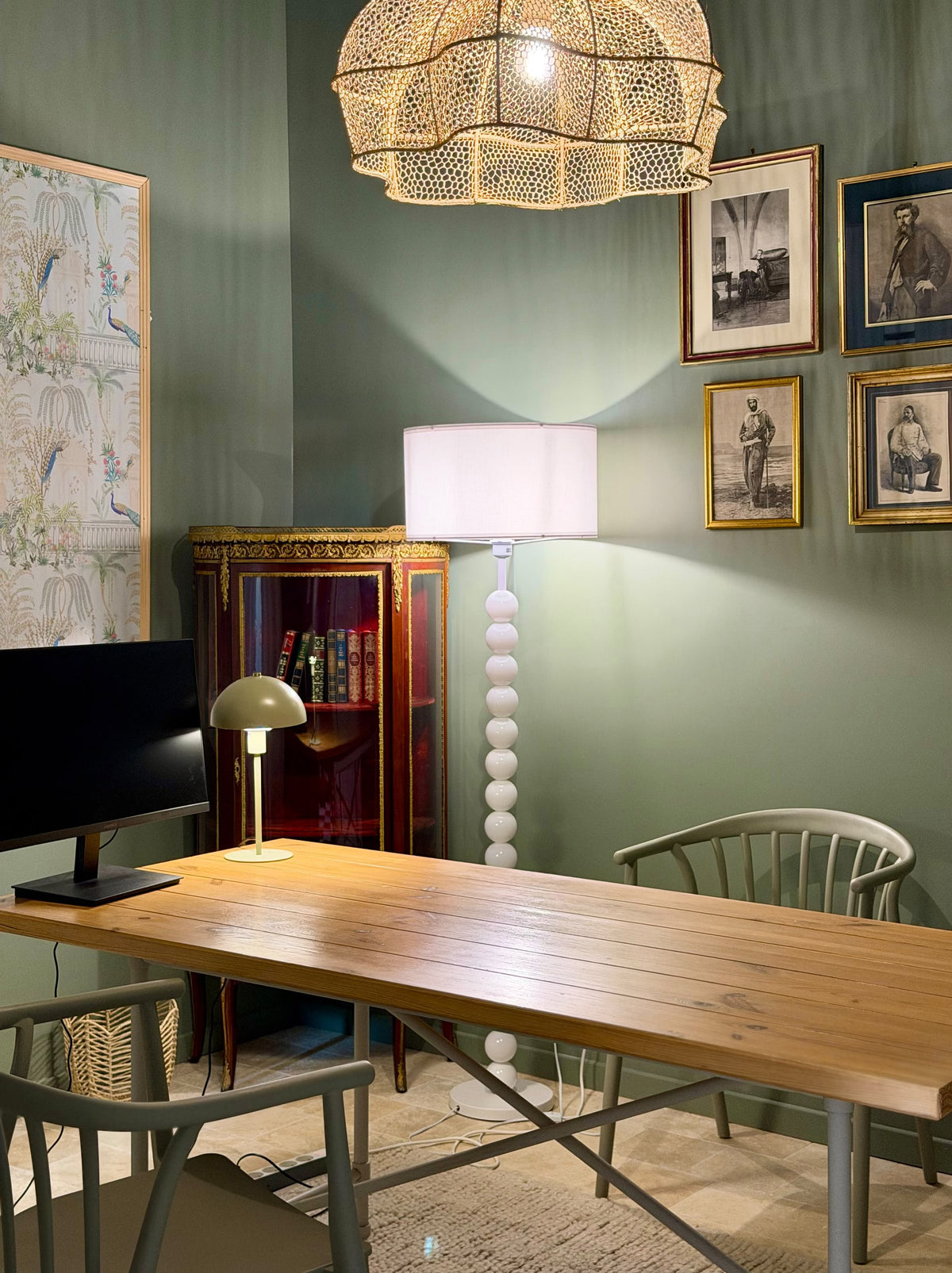 Salle de réunion Pomerol, portraits au mur, lampe et grande table