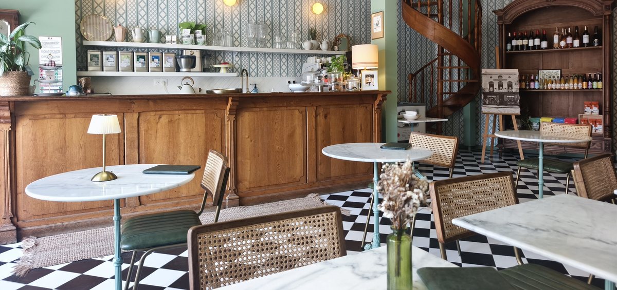 Salle du Comptoir à Libourne, comptoir en bois et sol damier