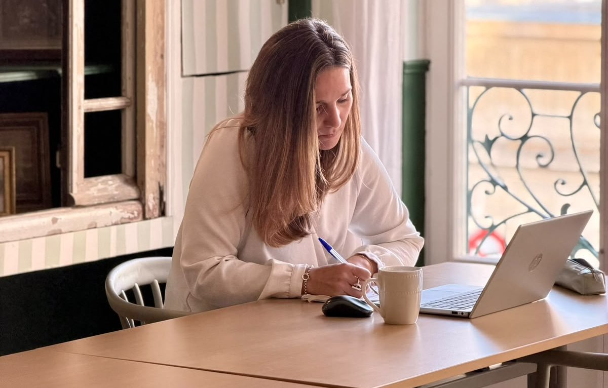 Travailler à l’étage, devant la grande fenêtre