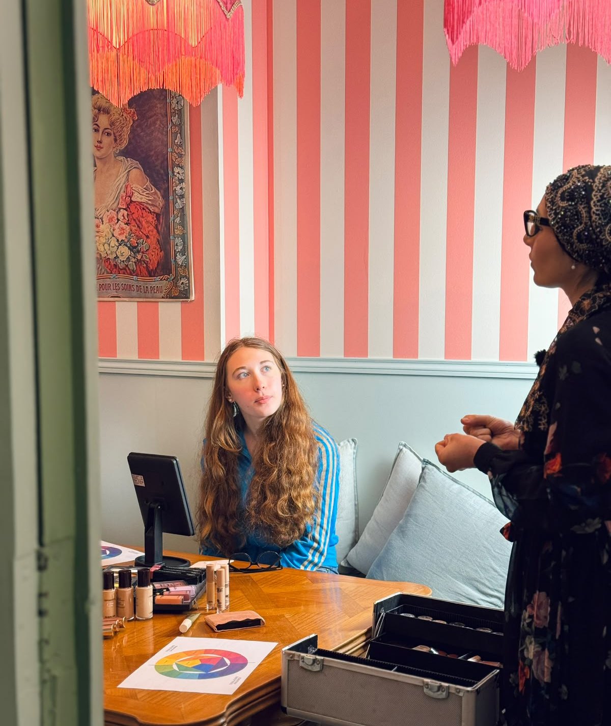 Consultation dans une cabine du Comptoir